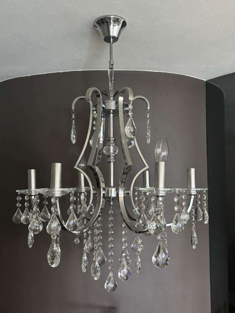 Lustre moderne en argent, Enlèvement