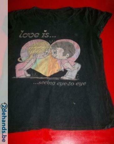 [2338] t-shirt medium acheté dans le ZEB love is, Manches courtes, Taille 38/40 (M), Enlèvement ou Envoi, Porté