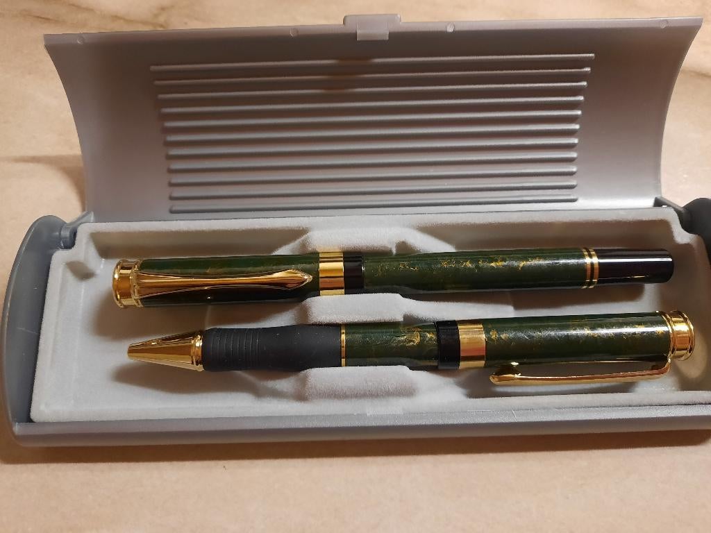 luxe doos met 2 mooie zware stuks rolpen en stylo assortie, Enlèvement ou Envoi