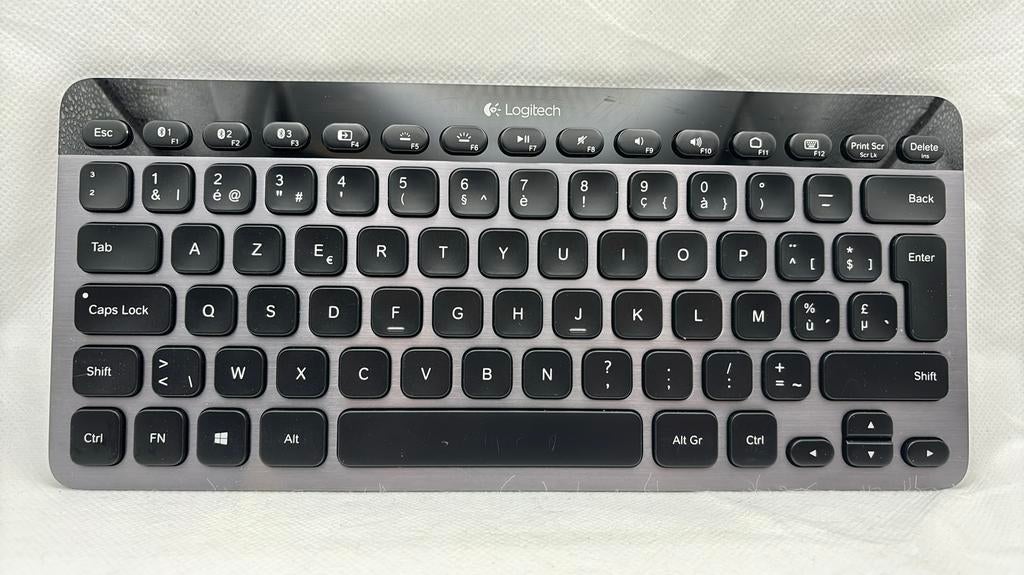 Logitech K810 verlicht - Daaloos Bluetooth-toetsenbord, Computers en Software, Ophalen of Verzenden, Azerty, Zo goed als nieuw