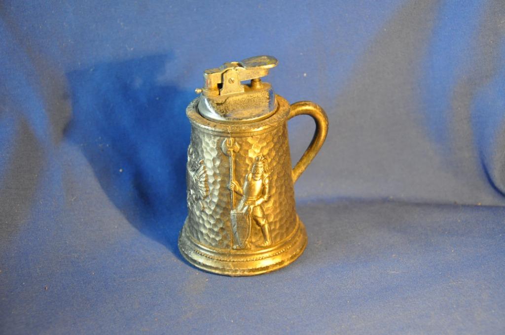 (d)§  briquet de table chope decor feodal (8), Collections, Enlèvement ou Envoi, Utilisé, Briquet