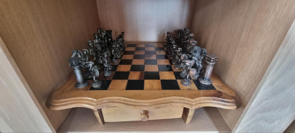 Jeu d'échecs bois verni tiroirs, 2 jeux de pions bois/métal, Enlèvement, Comme neuf