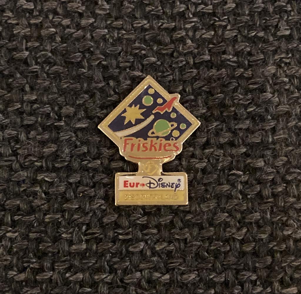 PIN - EURO DISNEY - DISCOVERYLAND - FRISKIES, Envoi, Utilisé, Autres sujets/thèmes, Insigne ou Pin's