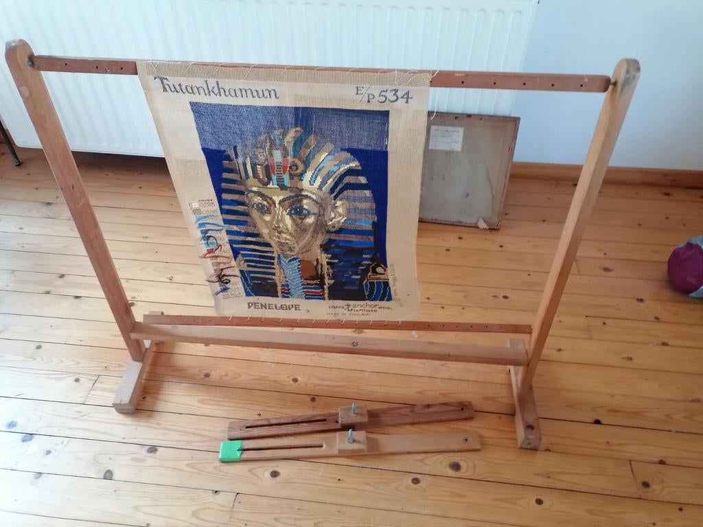 Borduurframe in hout met borduurwerk Toetanchamon, Ophalen