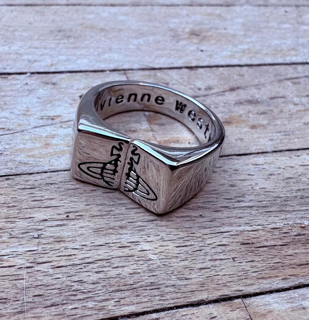 Bague Vivienne Westwood en argent ajustable, Bijoux, Sacs & Beauté, Enlèvement ou Envoi, Comme neuf, Argent, Femme ou Homme