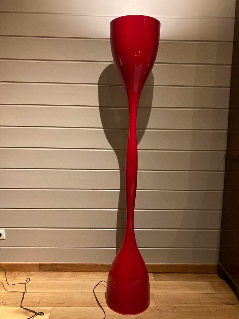 Moderne rode vloerlamp met zandlopersilouet, Huis en Inrichting, Ophalen, Zo goed als nieuw