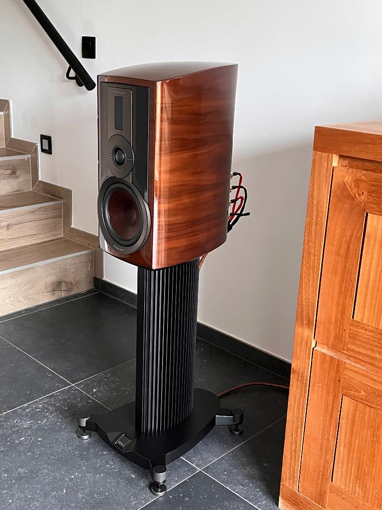 Dali Epikore 3 Walnut + stands, Audio, Tv en Foto, Luidsprekerboxen, Overige merken, Nieuw, Ophalen of Verzenden, 60 tot 120 watt