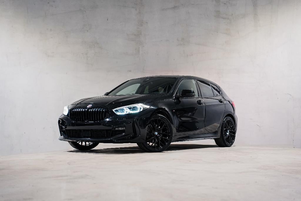 BMW 116D PACK M 50e | LED | 19' M | FULL BLACK |TVA ️, Auto's, BMW, Testrit aan huis, 1 Reeks, 1495 cc, Leder en Stof