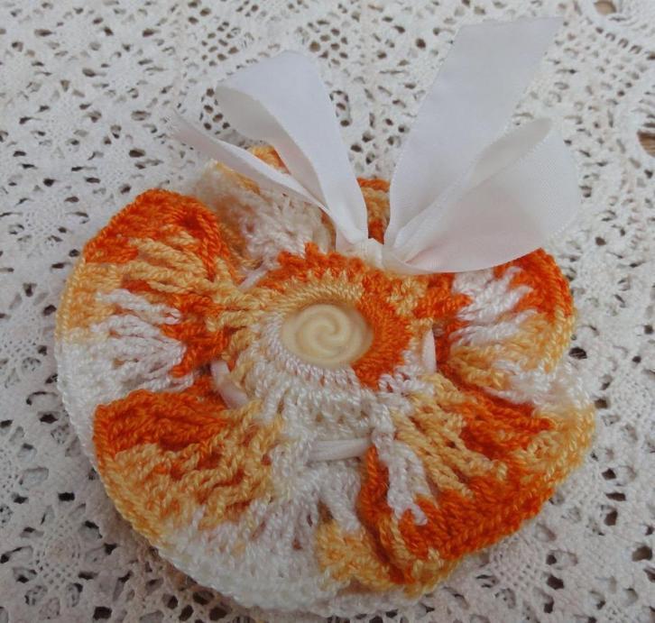 Brocante rond gehaakt zakje voor klein rond zeepje, Ophalen of Verzenden