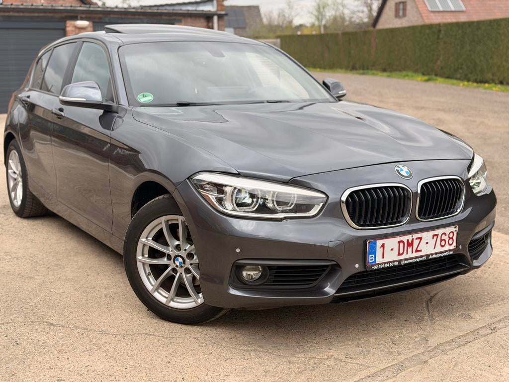 BMW 1 SERIE ✅ 118iA AUTOMAAT BENZINE CARPLAY  H/K audio PANO, Auto's, 1498 cc, Bedrijf, 5 deurs, 3 cilinders