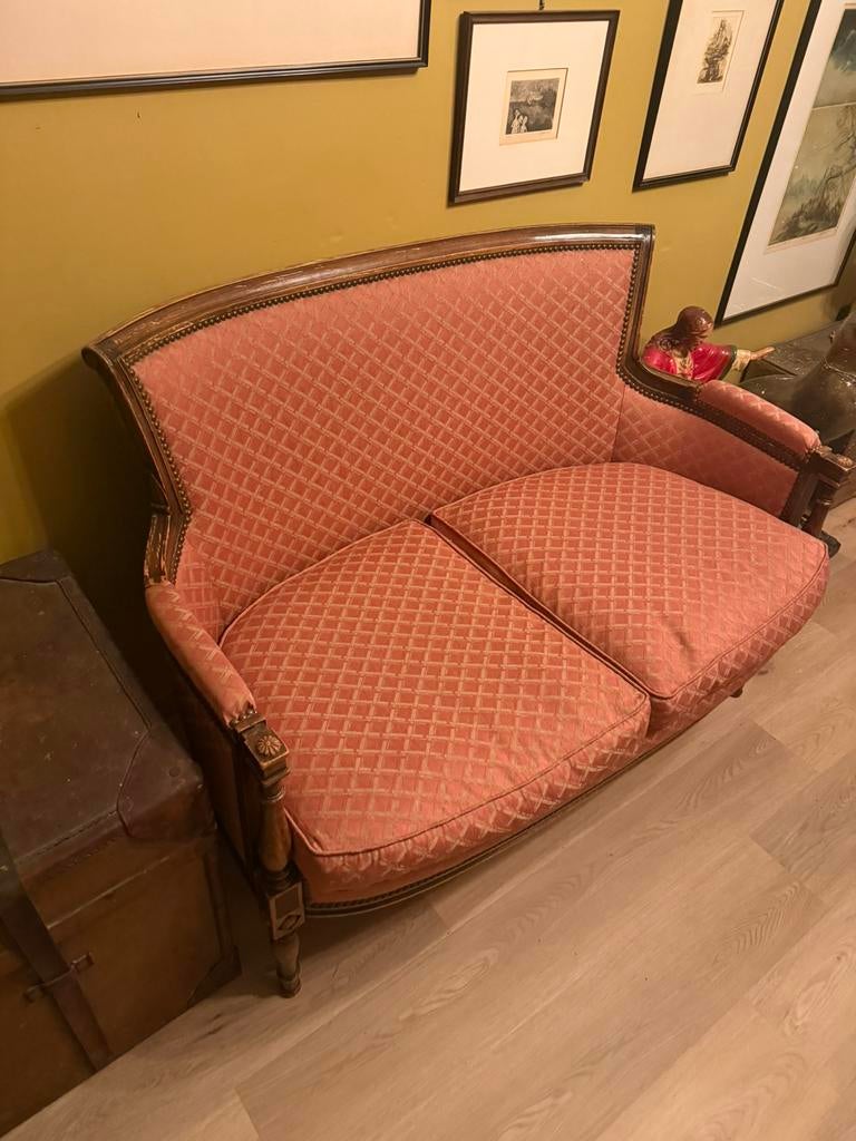 Antiek Franse bank is uitgevoerd in de stijl van Louis XVI, Enlèvement