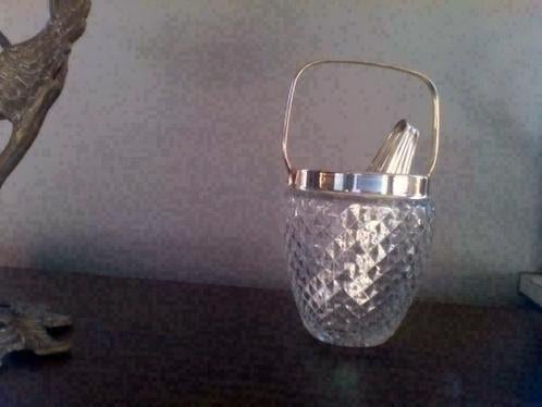 Joli seau à glace avec des pinces.
17 cm de haut, avec poign, Antiquités & Art, Enlèvement