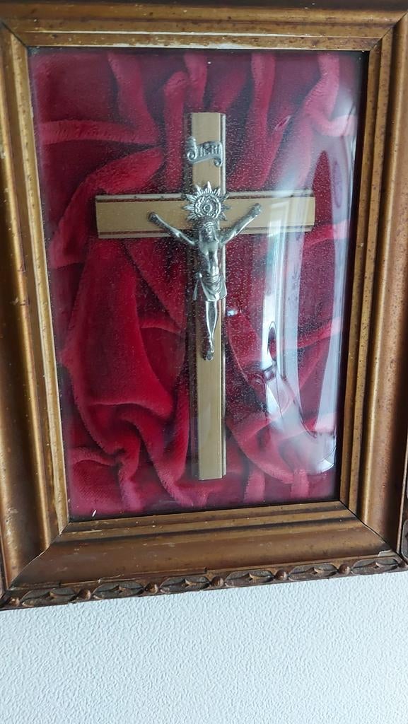 Antiek kruisbeeld onder bol glas, Antiek en Kunst, Antiek | Religieuze voorwerpen, Ophalen