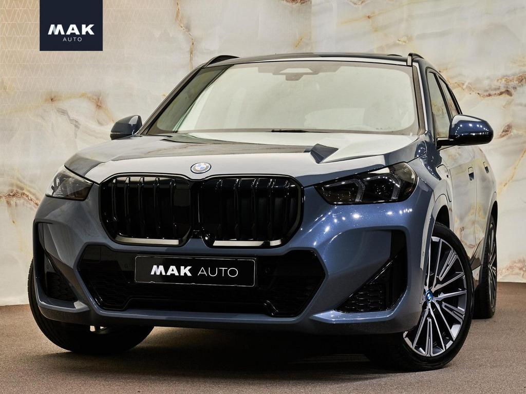 BMW X1 xDrive30e M Sport Pro, pano, tr.haak, H/K, 20", HUD,, Auto's, BMW, Zwart, Adaptive Cruise Control, 16 kWh, Blauw