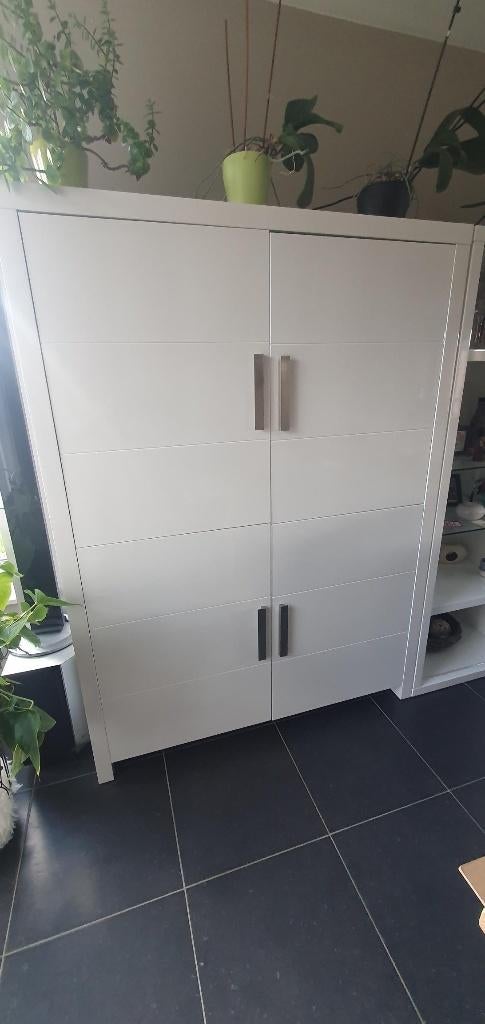 Mooie wit glanzende kast, Huis en Inrichting, Kasten | Buffetkasten, Ophalen, 100 tot 150 cm, Zo goed als nieuw, 150 tot 200 cm