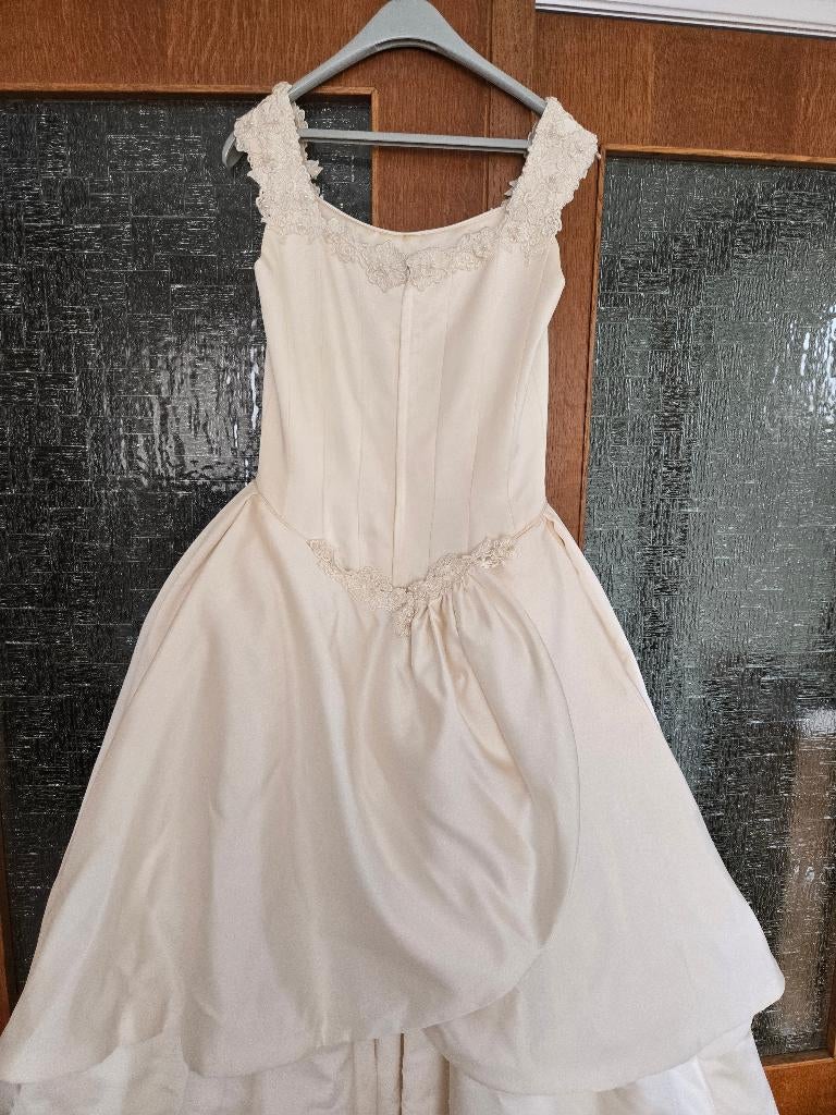 Robe de mariée taille 38-40 avec courte traine, Enlèvement, Porté, Robe de mariée