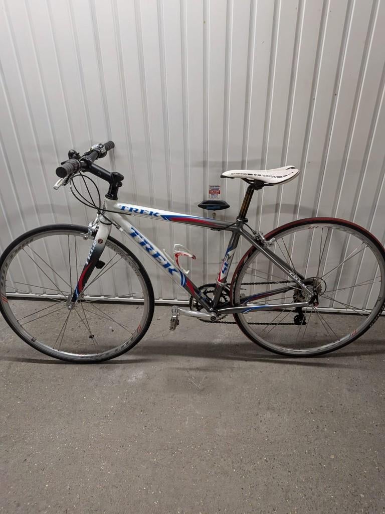 TREK KOERSFIETS MET PLAT STUUR, Fietsen en Brommers, Ophalen, Zo goed als nieuw