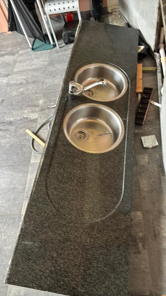 Plateau en granit avec 2 éviers et mitigeur, Maison & Meubles, Enlèvement, Utilisé, 50 à 75 cm, 200 cm ou plus