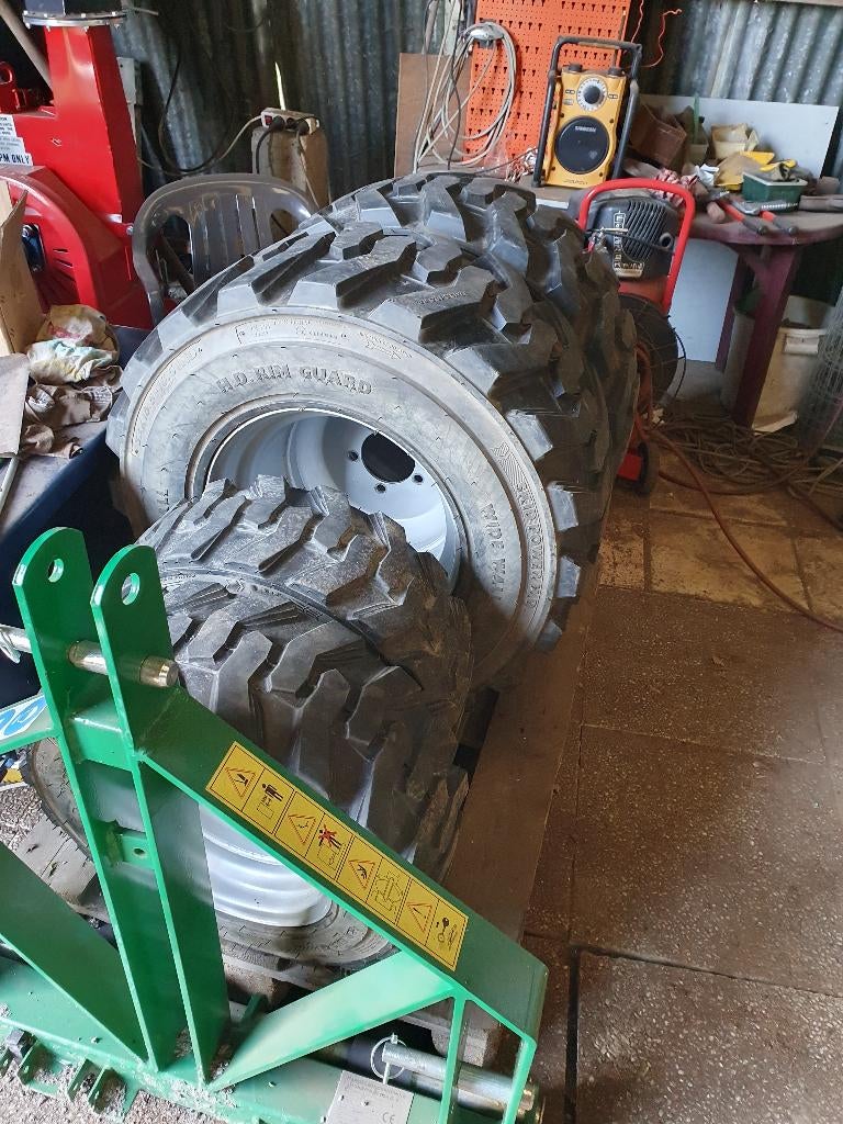 Set industriebanden van Solis 26, Articles professionnels, Agriculture | Tracteurs, Enlèvement, Utilisé, Autres marques