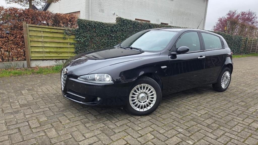 Alfa Romeo 147 1.6i van 2009, maar 55.000kms, Auto's, Alfa Romeo, Zwart, Zwart, Bedrijf, 5 deurs