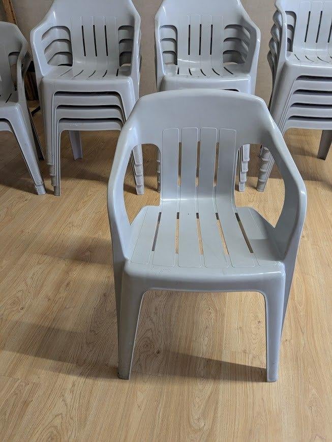 16 chaises de jardin grises robustes, faciles à empiler., Enlèvement, Comme neuf, Synthétique, Empilable