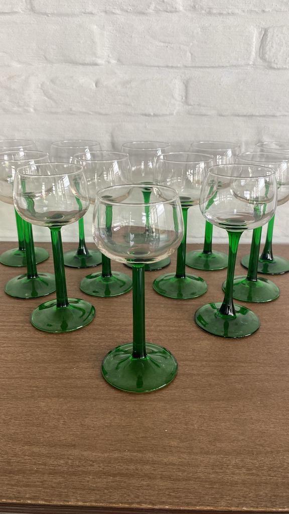 12 wijnglazen met groene voet, Ophalen, Zo goed als nieuw