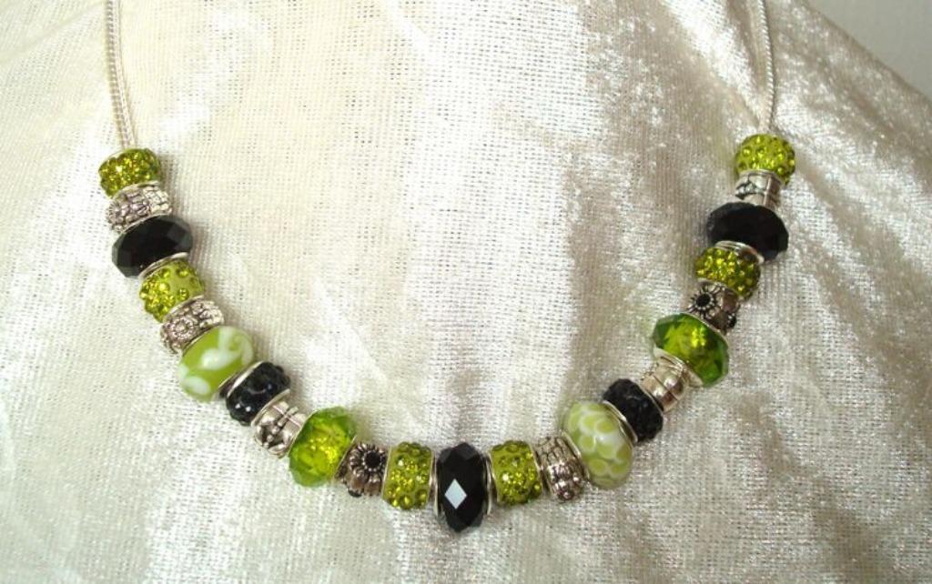 Ketting met bedels in limegroen-zwart-zilver, Handtassen en Accessoires, Kettingen, Overige materialen, Verzenden, Nieuw, Verstelbaar