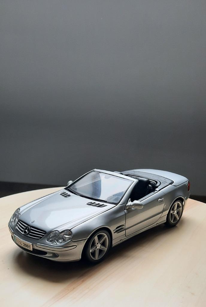 Voiture miniature 1/18 Burago Mercedes SL 2001, Hobby & Loisirs créatifs, Voitures miniatures | 1:18, Enlèvement, Comme neuf, Voiture
