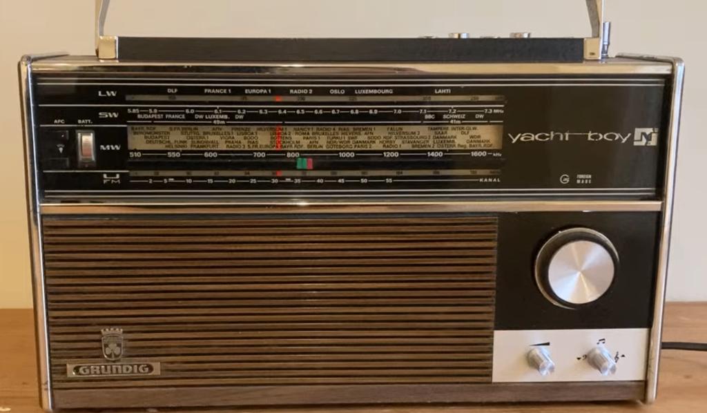 radio grundig Yacht boy radio uit jaren 70, Antiek en Kunst, Antiek | Tv's en Audio, Ophalen