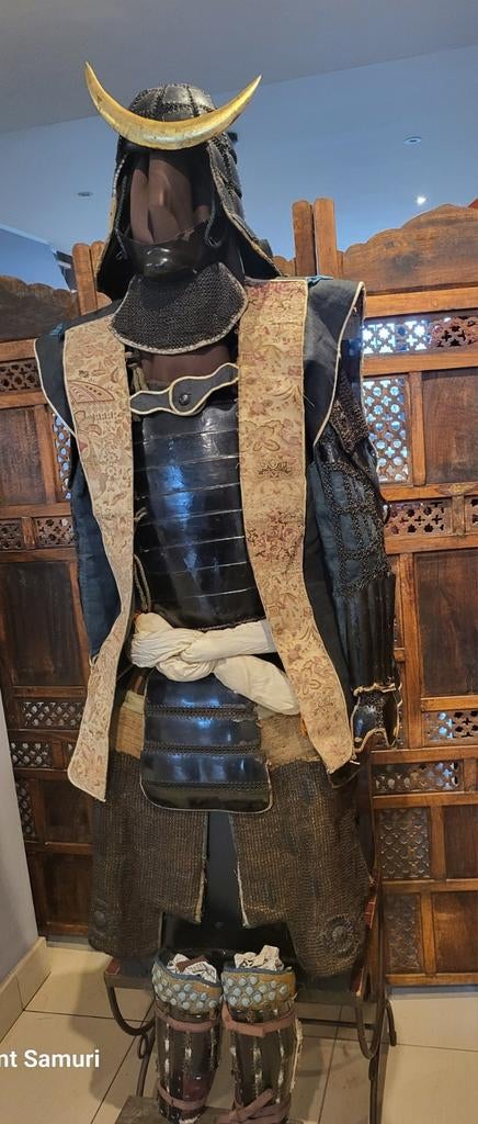 450 jaar oude Yoroi Momoyama Armor & Jinbaori, Verzamelen, Militaria | Algemeen, Ophalen of Verzenden, Overige soorten, Zwaard of Sabel