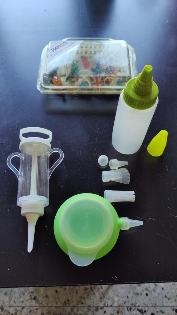 Slagroomspuiten en decoratie voor op taart of cake, Ophalen of Verzenden