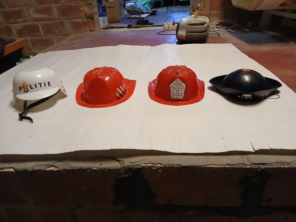 Casques jouets 4 pièces, Enlèvement, Utilisé