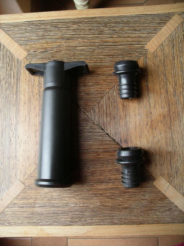 conservation du vin pompe à vide + 2 bouchons, Collections, Enlèvement ou Envoi, Comme neuf, Autres types