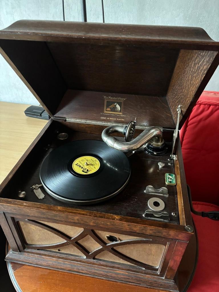 His masters voice platenspeler, Enlèvement