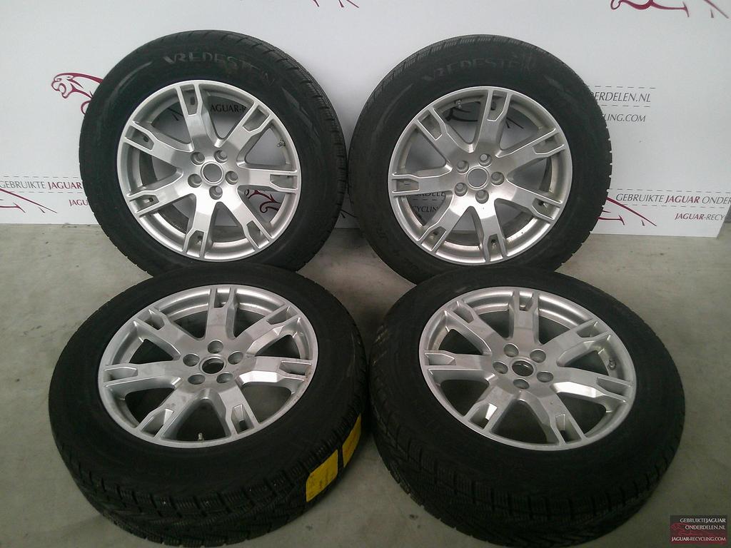 18″ Evoque velgen set met Vredestein Winter 4 Extreme, Auto-onderdelen, Banden en Velgen, Ophalen of Verzenden, Gebruikt, Terreinwagen