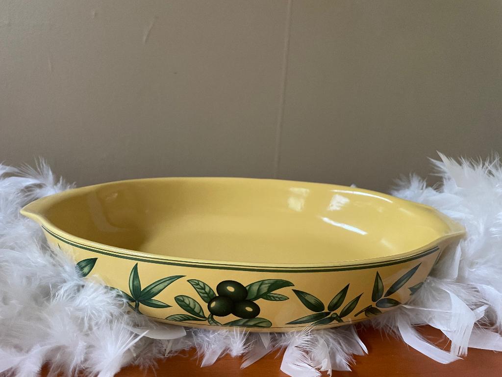Plat ovale en céramique jaune orné d'un motif d'olives, Enlèvement ou Envoi, Comme neuf, Céramique, Autres types