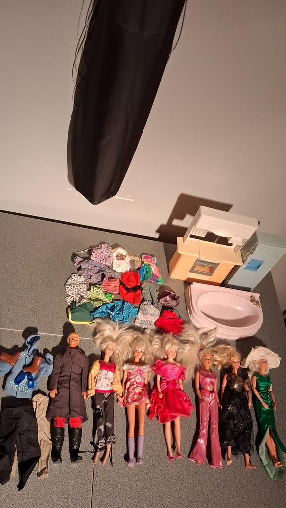 6 Barbies et 1 Ken, des meubles gratuits et une autre poupée, Enfants & Bébés, Jouets | Poupées, Comme neuf, Barbie, Enlèvement ou Envoi