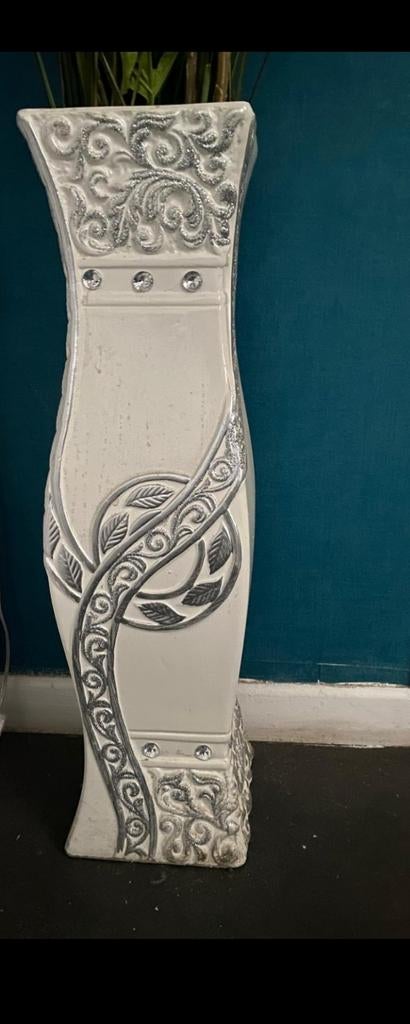 Grand vase blanc design, Enlèvement