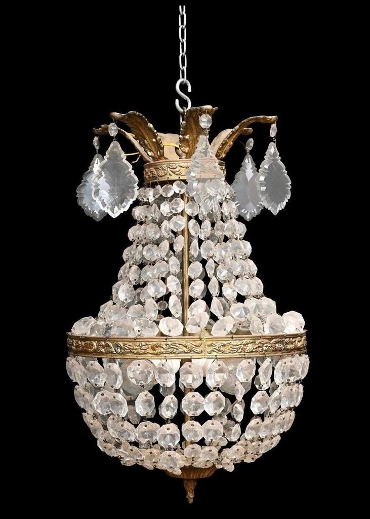 Een Franse glazen 'sac-à-perles' luchter, 20e eeuw., Ophalen