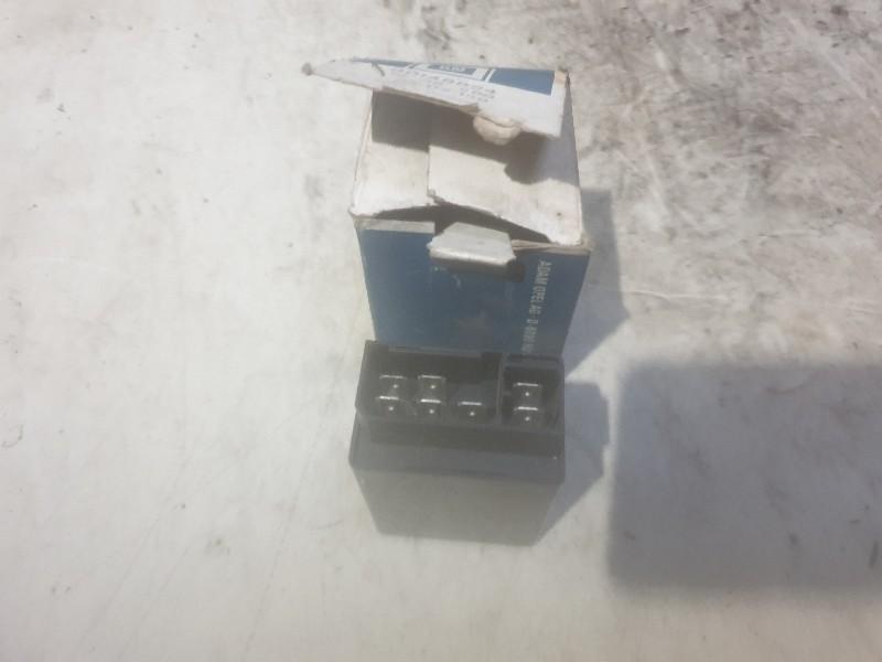 CENTRALE VERGRENDELING deur relais Commodore C (90148824), Gebruikt, Opel