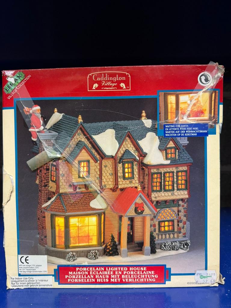 Lemax kersthuis Santa op dak – verlicht – Caddington Village, Diversen, Kerst, Ophalen of Verzenden, Zo goed als nieuw