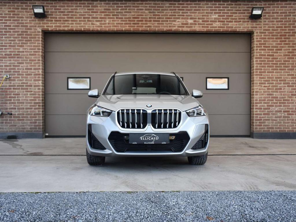 BMW X1 1.5iAS M PACK / CARPLAY / GPS / LED / CAM / DAB, Zwart, Bedrijf, 5 zetels, 3 cilinders