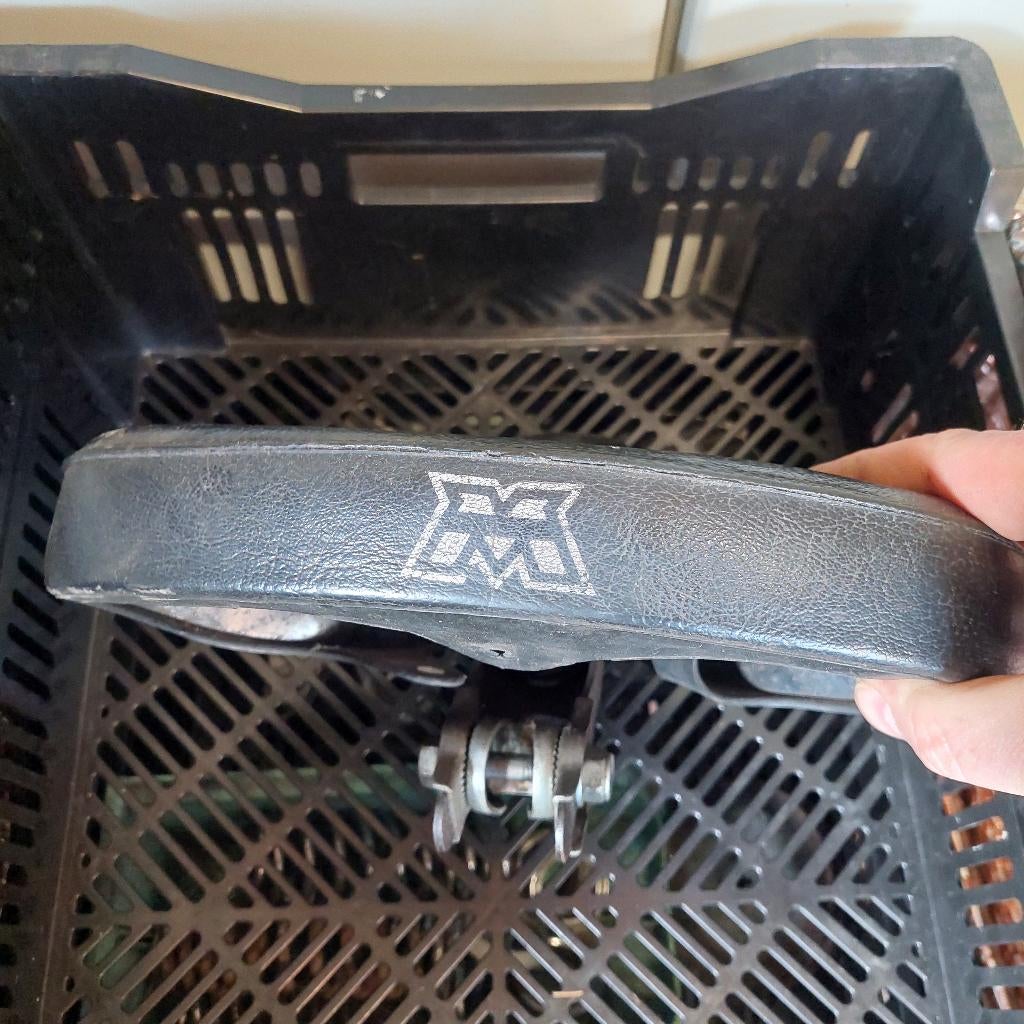 Motobecane zadel, Ophalen, Zadel