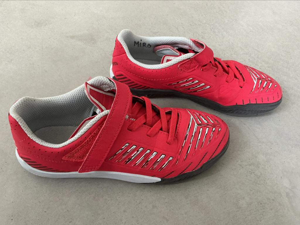 Zaalvoetbalschoenen KIPSTA maat 32, Sport en Fitness, Voetbal, Zo goed als nieuw, Ophalen of Verzenden