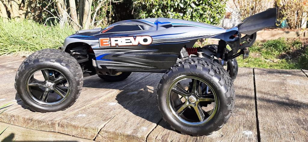 Traxxas e-revo 4x4 1/10 met 2 nieuwe Lipo-batterijen, Gebruikt, Auto offroad, Schaal 1:10, RTR (Ready to Run)