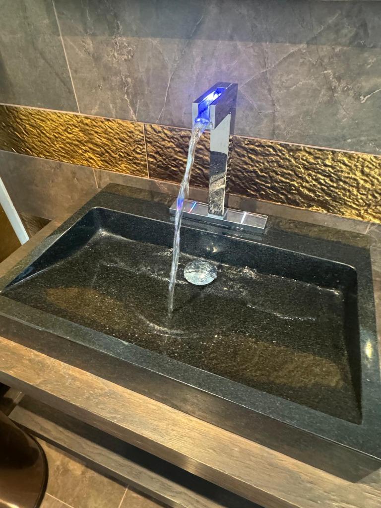 Natuurstenen wasbakken met Hansa kranen, Enlèvement, Utilisé, Pierre, Lavabo