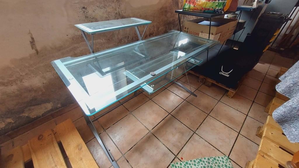 Bureau en verre avec étagère–Design moderne –Très bon état, Enlèvement, Utilisé