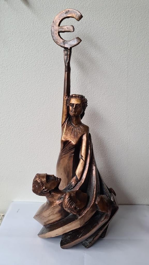 Europa: Eenheid is kracht... Bronzen beeld May Claerhout, Ophalen of Verzenden, Zo goed als nieuw, Mens
