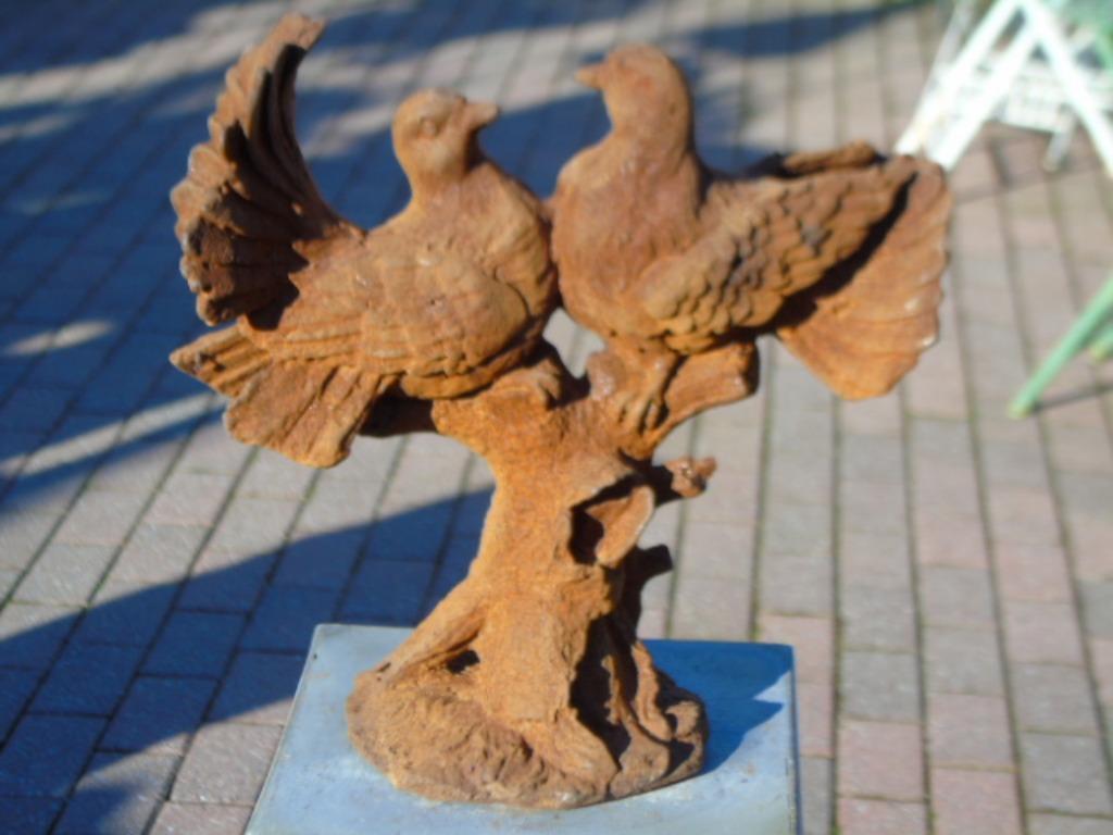 Duifpaar of duif gemaakt van roestig gietijzer., Ophalen, Nieuw