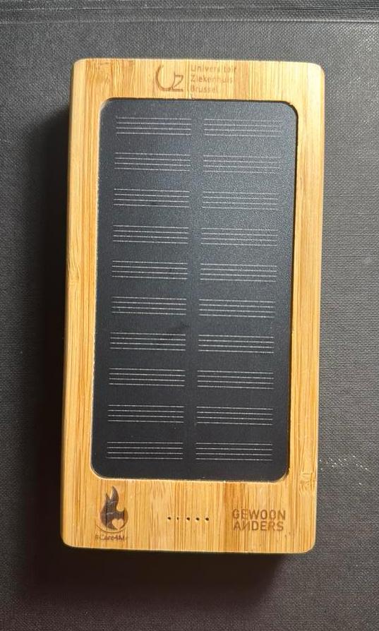Unieke Solar Powerbank van Eikenhout met 8000mAh - Duurzaam, Ophalen, Zo goed als nieuw